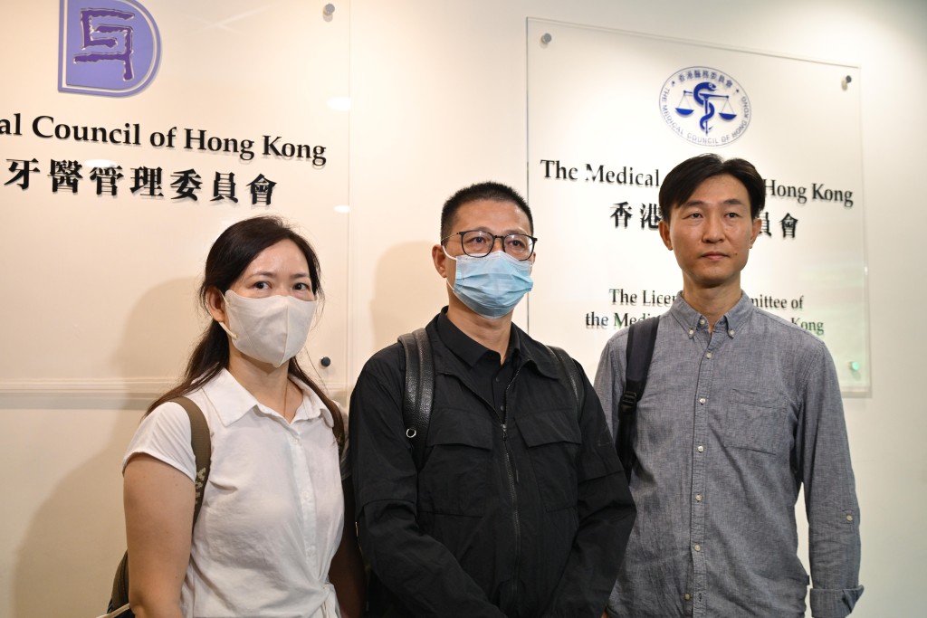投訴人黎氏夫婦(中、左)及協助他們的社區組織協會幹事彭鴻昌。蘇正謙攝 投訴人黎氏夫婦(中、左)及協助他們的社區組織協會幹事彭鴻昌。蘇正謙攝