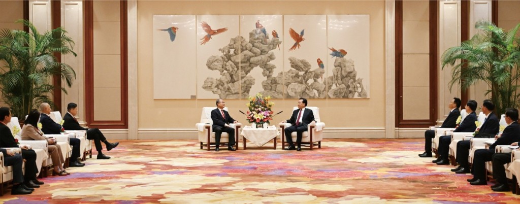 為推動上海、江蘇與粵港澳大灣區對接，中總組團赴南京及上海考察，期間與江蘇省省委書記信長星（正中右）等領導會面交流。