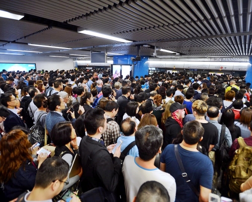 放工時間金鐘站的情況。