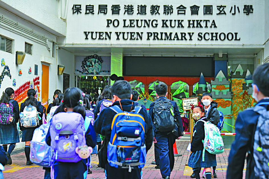 圆玄小学昨通过班主任课疏导学生情绪；有学生称看罢影片后感不开心，认为写下感受后，有助纾缓情绪。　 梁誉东摄