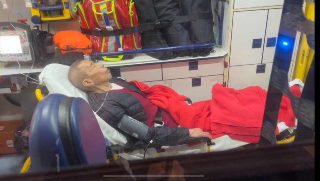 一名男住戶不適登上救護車接受治理。蔡楚輝攝 一名男住戶不適登上救護車接受治理。蔡楚輝攝