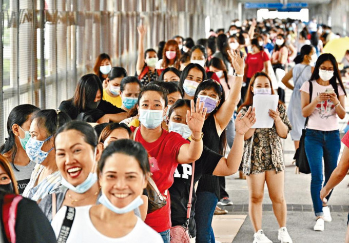不少印傭姐姐們年紀輕輕做要離鄉別井到港工作,港爸傭主稱會抱住「你對人好人對你好」的心態與姐姐相處,一家人相處融洽。(示意圖,非當事人,資料圖片) 不少印傭姐姐們年紀輕輕做要離鄉別井到港工作,港爸傭主稱會抱住「你對人好人對你好」的心態與姐姐相處,一家人相處融洽。(示意圖,非當事人,資料圖片)