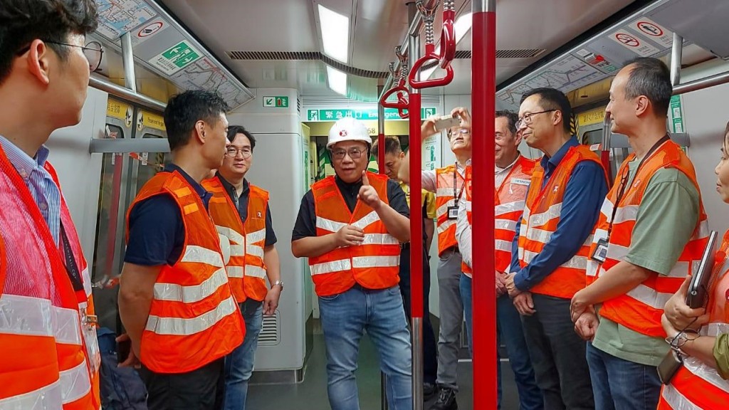 荃灣綫列車新信號系統實地測試順利進行,港鐵車務及創新總監李家潤(中)親自到場視察。港鐵提供