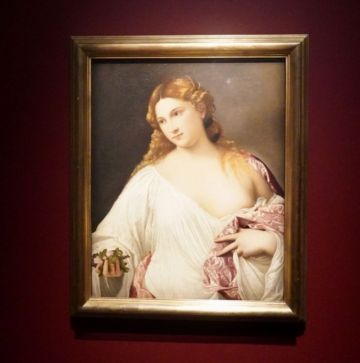 提香於《花神》畫出一位面容高貴、一頭金銅色長髮的年輕女子。