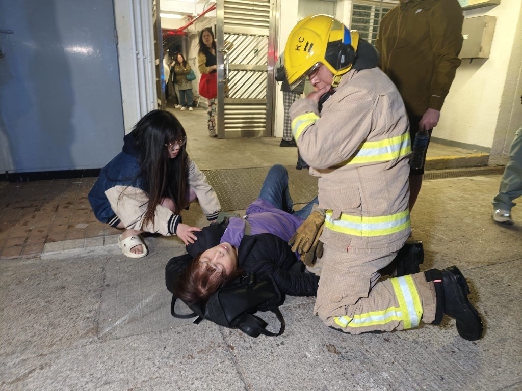 一名50多歲女子感到頭暈，更一度倒卧地上，須由救護員治理。蔡楚輝攝