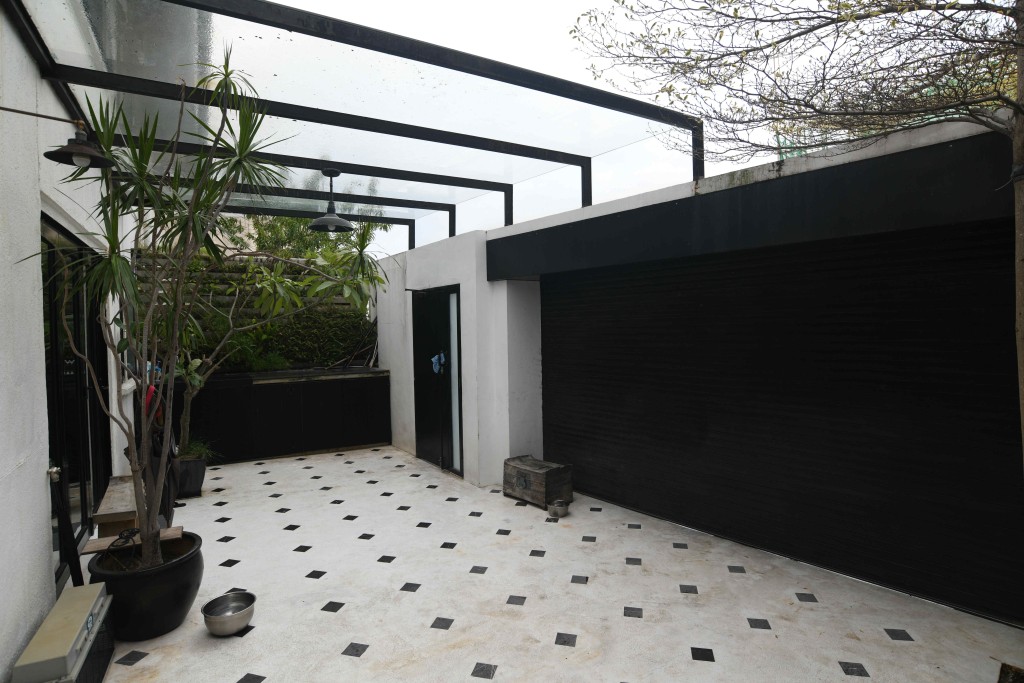 屋苑中的2層洋房則王，擁面積約2200方呎的特大花園。