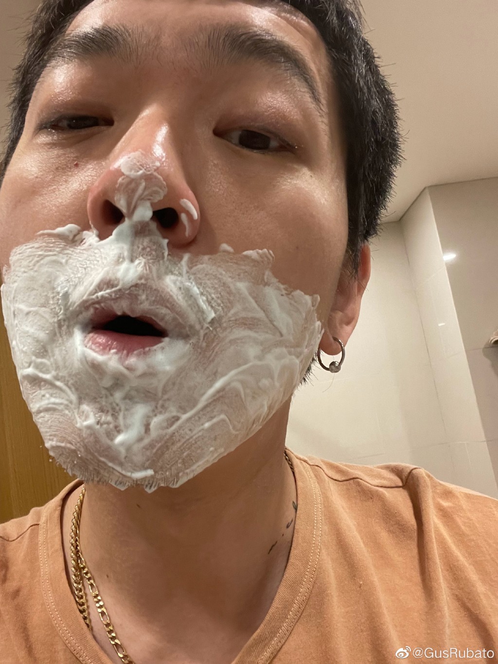 張哲軒咁鍾意貼自己剃鬚相。