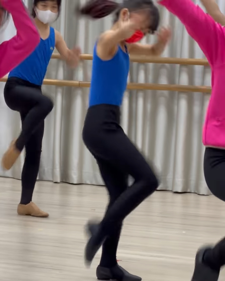 梁芷佩最近分享了一段囡囡跳舞片及照片。