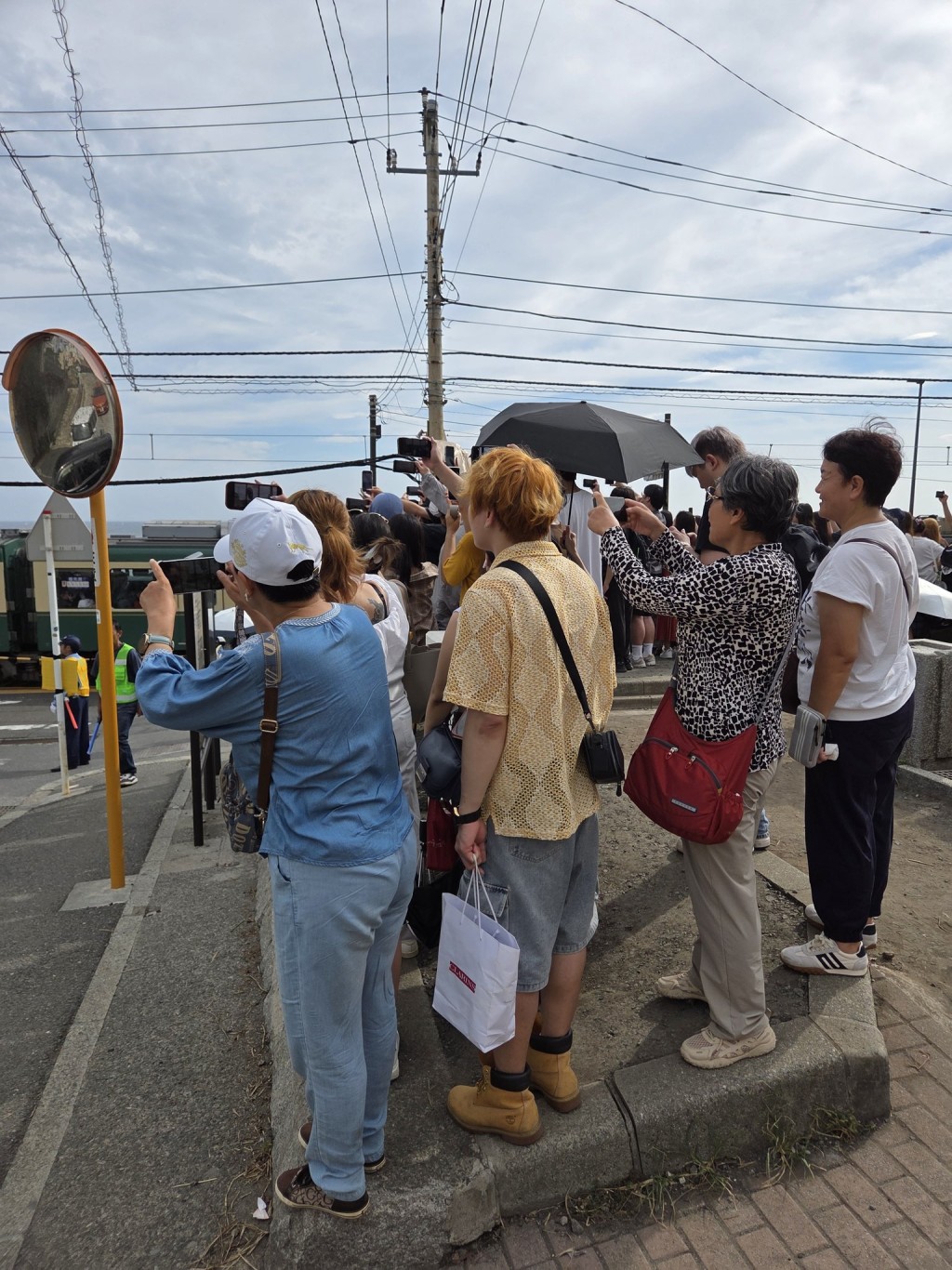 鐮倉市政府9月13日起在平交道旁的公園設立拍照點,但未能解決問題。X@gaku160 鐮倉市政府9月13日起在平交道旁的公園設立拍照點,但未能解決問題。X@gaku160