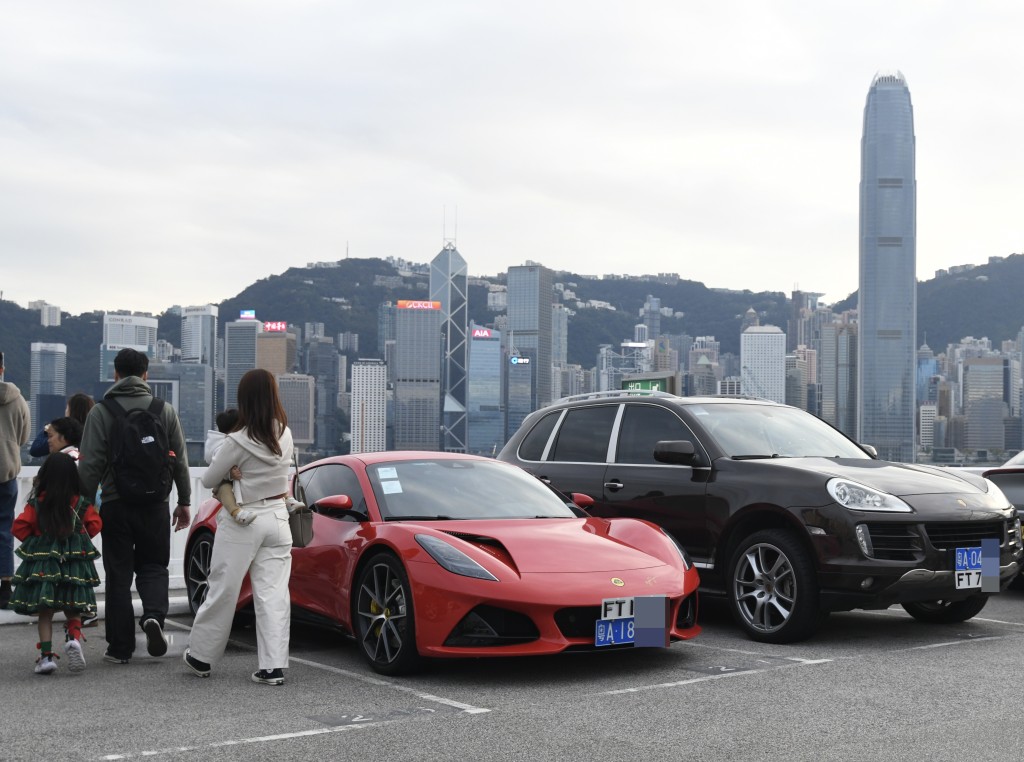 不少南下的粵車都有「黑玻璃」。