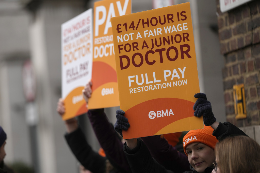 英國NHS醫務人員近年因薪酬待遇太低而多次發起罷工。(AP資料圖片)