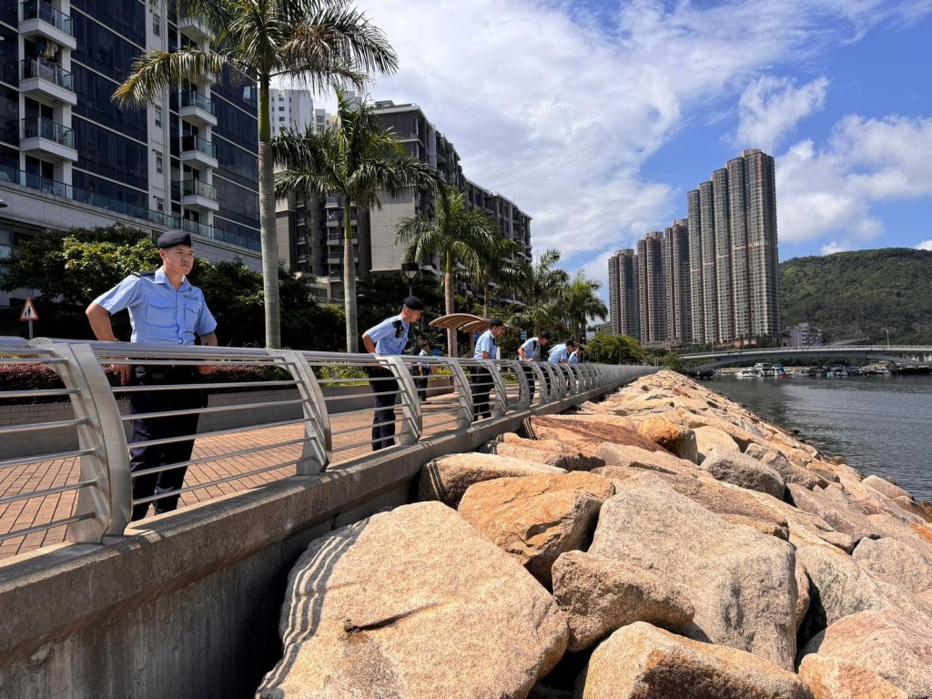 多名PTU警員於將軍澳海濱長廊一帶進行地氈式搜索，尋找涉案證物。