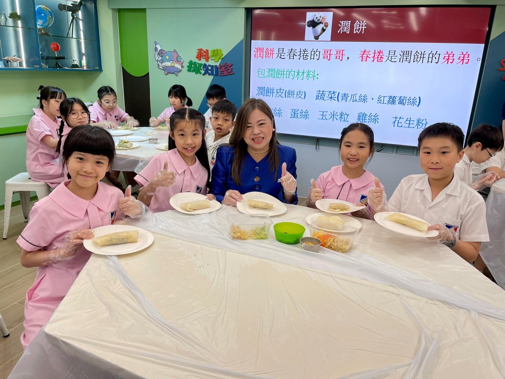 訪問另一亮點是與同學們一起動手製作「潤餅」,透過這項手作體驗,結合中文課學習內容,讓學生了解清明節傳統習俗。羅淑佩fb 訪問另一亮點是與同學們一起動手製作「潤餅」,透過這項手作體驗,結合中文課學習內容,讓學生了解清明節傳統習俗。羅淑佩fb