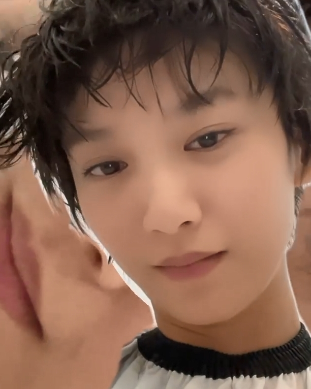 Angela忍唔住係咁自拍。
