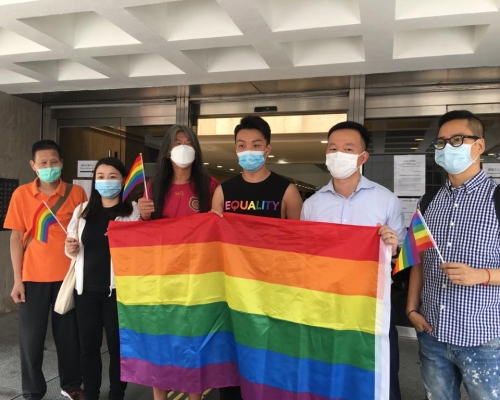 申請人岑子杰，長毛梁國雄、劉小麗、陳志全等人到場支持。 劉曉曦攝