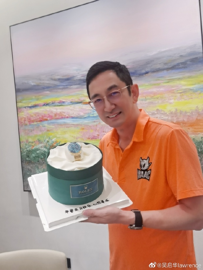 吴启华生日获赠劳力士造型蛋糕。