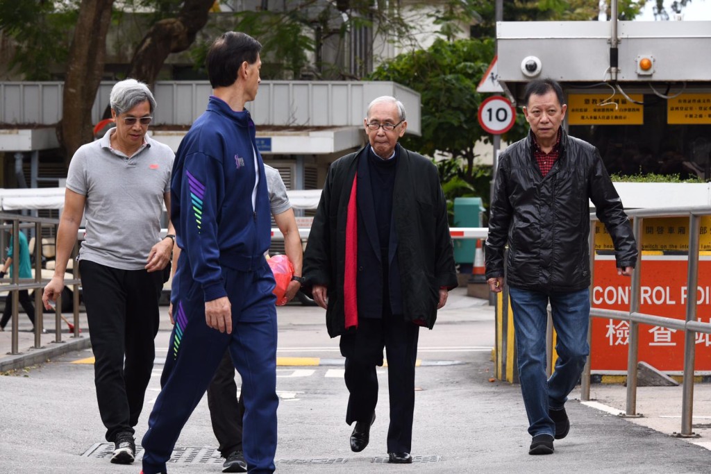 許仕仁在數人陪同下步離赤柱監獄。
