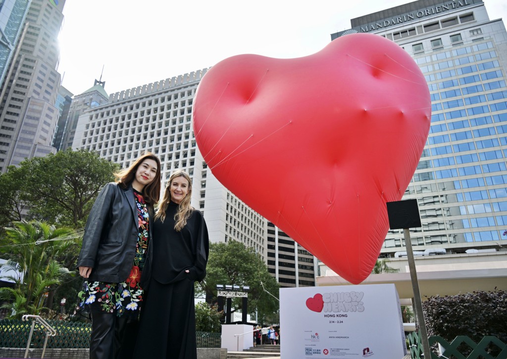 Chubby Hearts Hong Kong策展人及項目總監林美華女士（左）及英國著名設計師Anya Hindmarch於中環皇后像廣場花園的旗艦裝置合照。（蘇正謙攝）