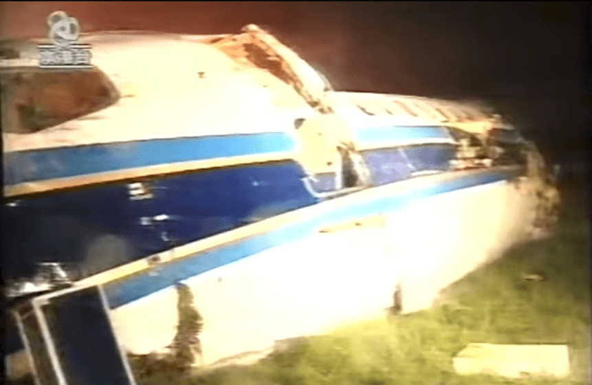 97南航空難,飛機降落失事,墜毀、解體、爆炸,機身斷裂成三部分並起火。 97南航空難,飛機降落失事,墜毀、解體、爆炸,機身斷裂成三部分並起火。