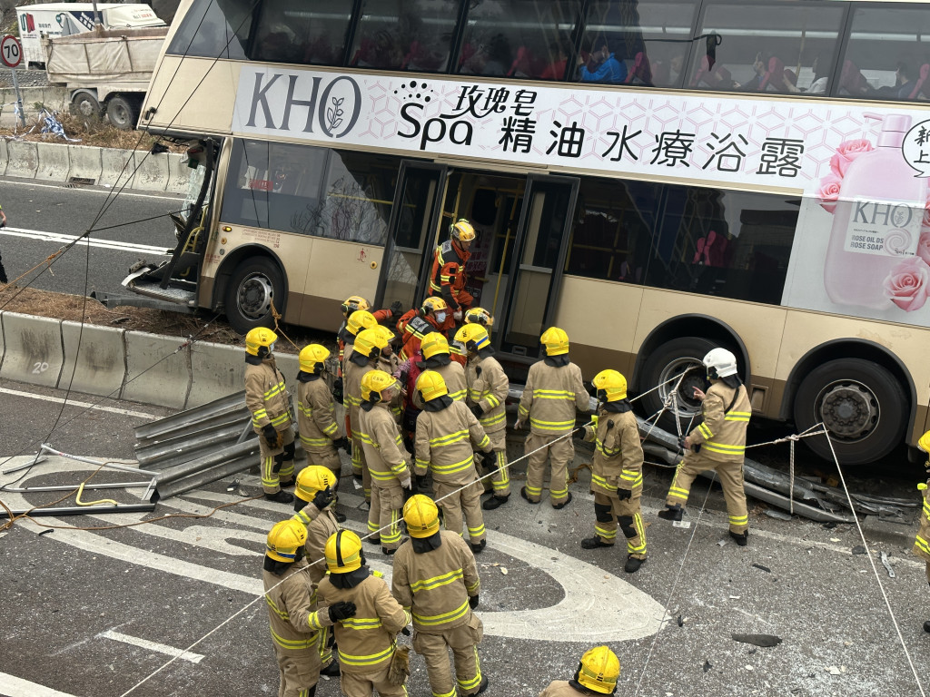 消防到場救出被困乘客。