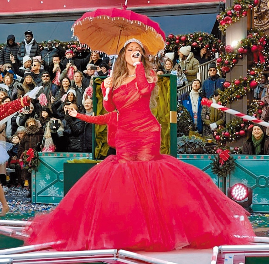 玛丽嘉儿为纽约感恩节大巡游演出。
