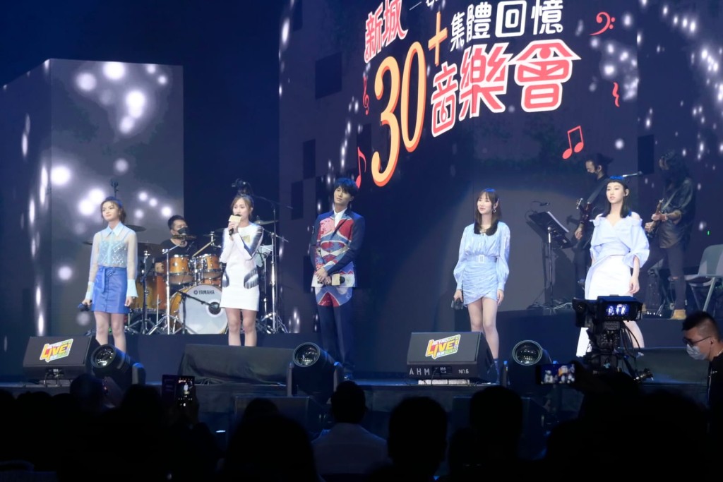 五人同台演出。