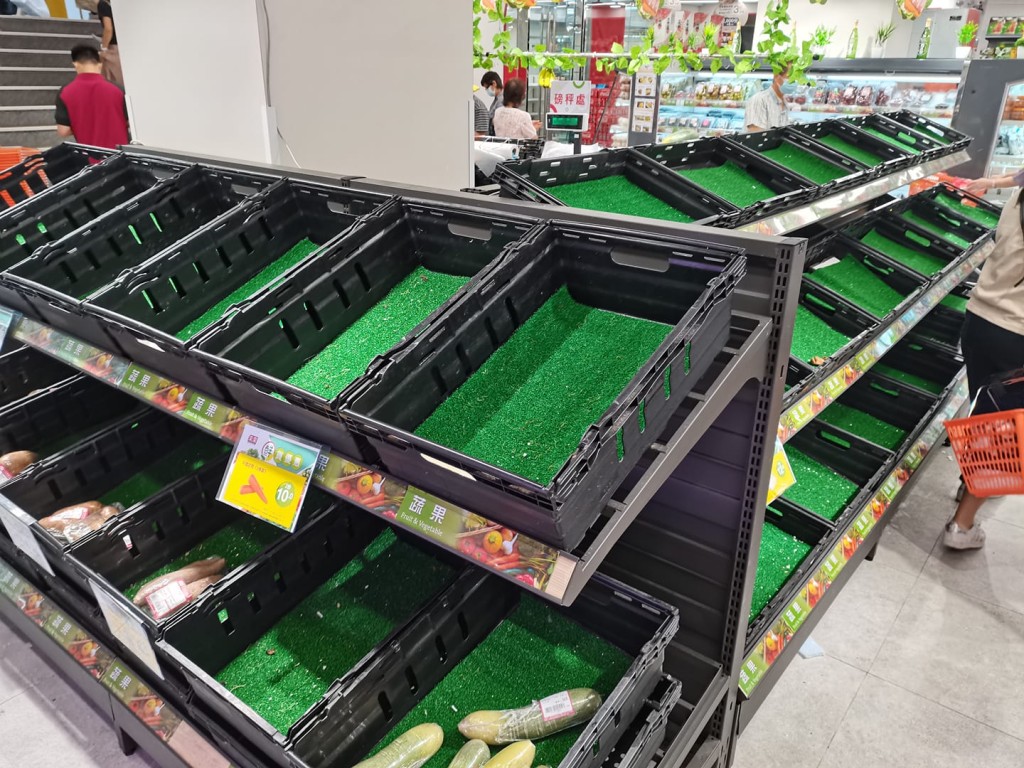 澳門有超市貨架近乎被清空。「澳門起底組」圖片