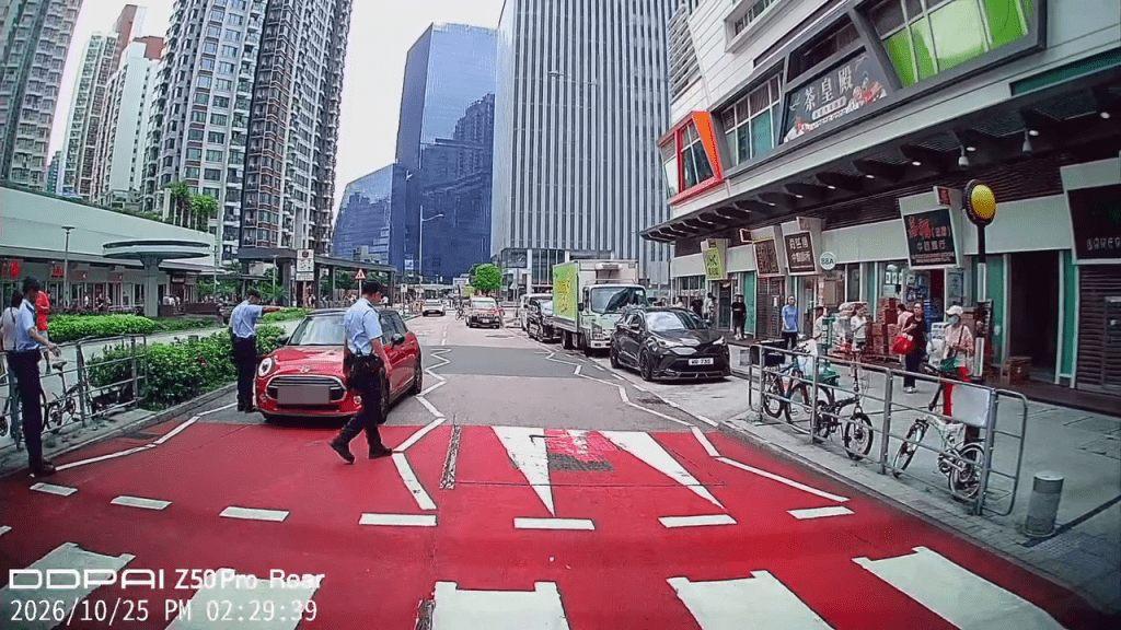 警員即時將私家車截停,要求停泊一旁接受調查。Threads:andriy14 警員即時將私家車截停,要求停泊一旁接受調查。Threads:andriy14