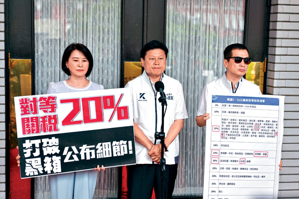 台灣國民黨立法院黨團總召集人傅崐萁(中)等人,要求當局公布關稅談判細節。