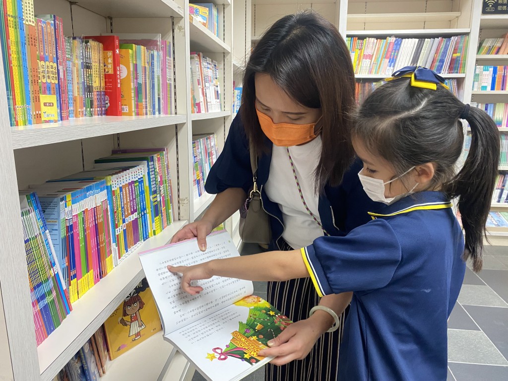 Cherie指若選擇一所英文比例較多的學校便失去了送女兒回港學習的原意。
