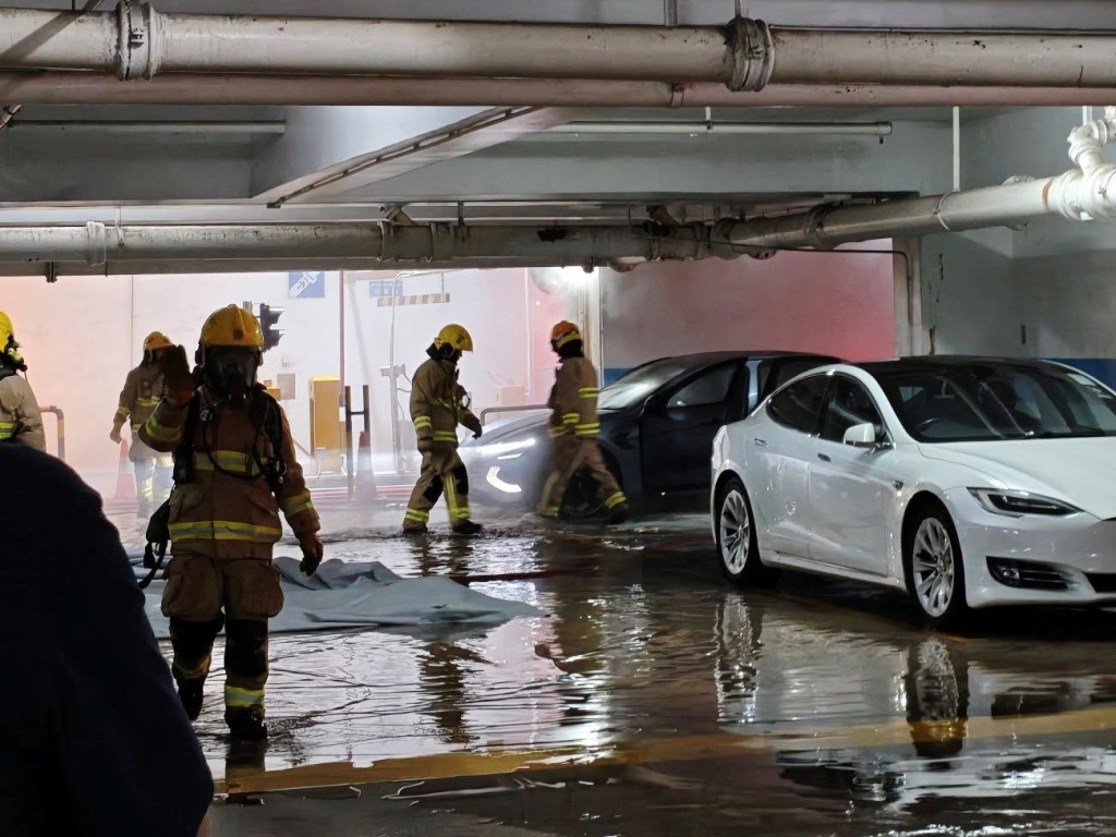 消防趕至救熄。FB:Spencer Chung@麗港城討論區 消防趕至救熄。FB:Spencer Chung@麗港城討論區