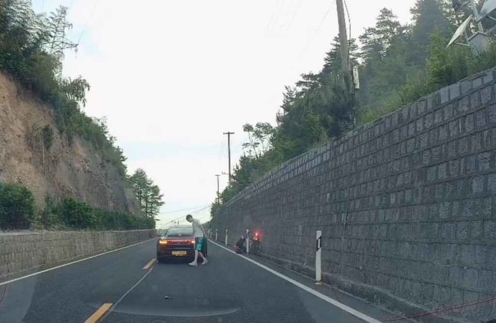 保時捷司機肇事後第一時間換車牌。抖音＠項少.玩機車