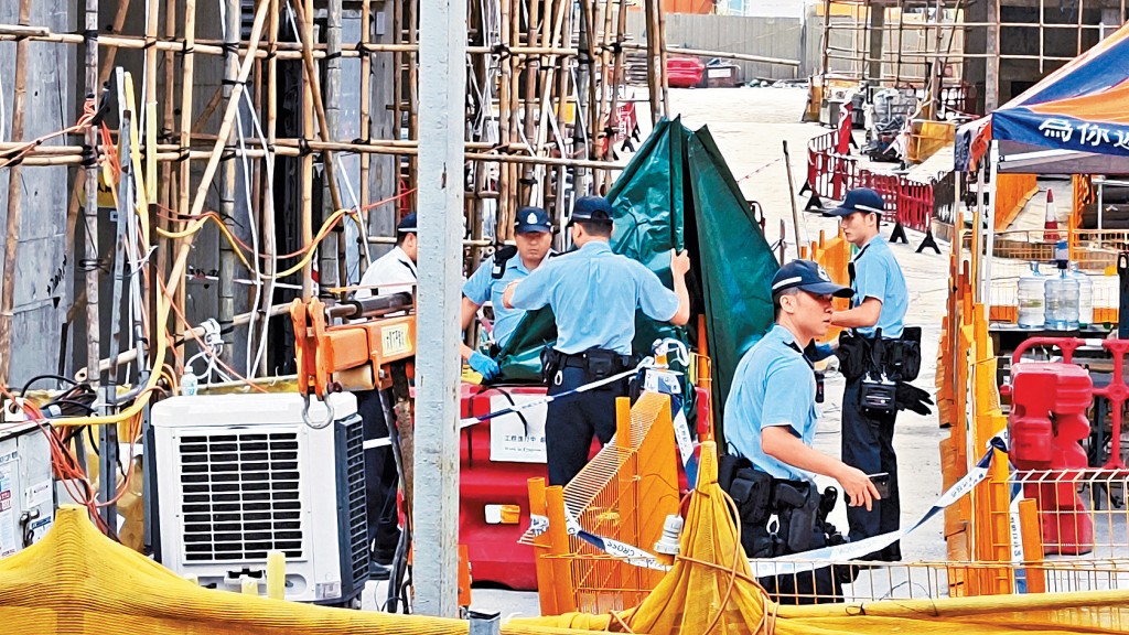 一名搭棚工人疑失足從9層樓高的棚架墮下，當場斃命。 