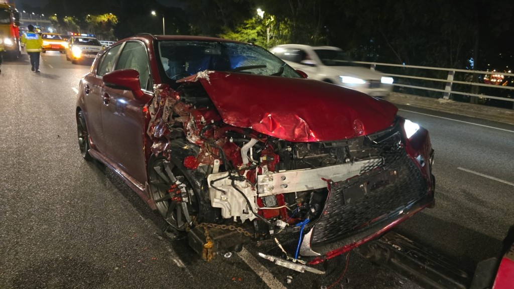 私家車車頭嚴重損毀。黎志偉攝