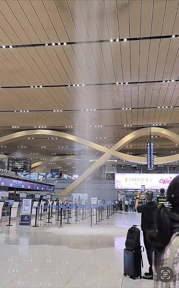 昆明长水机场恶劣天气下多处漏水。