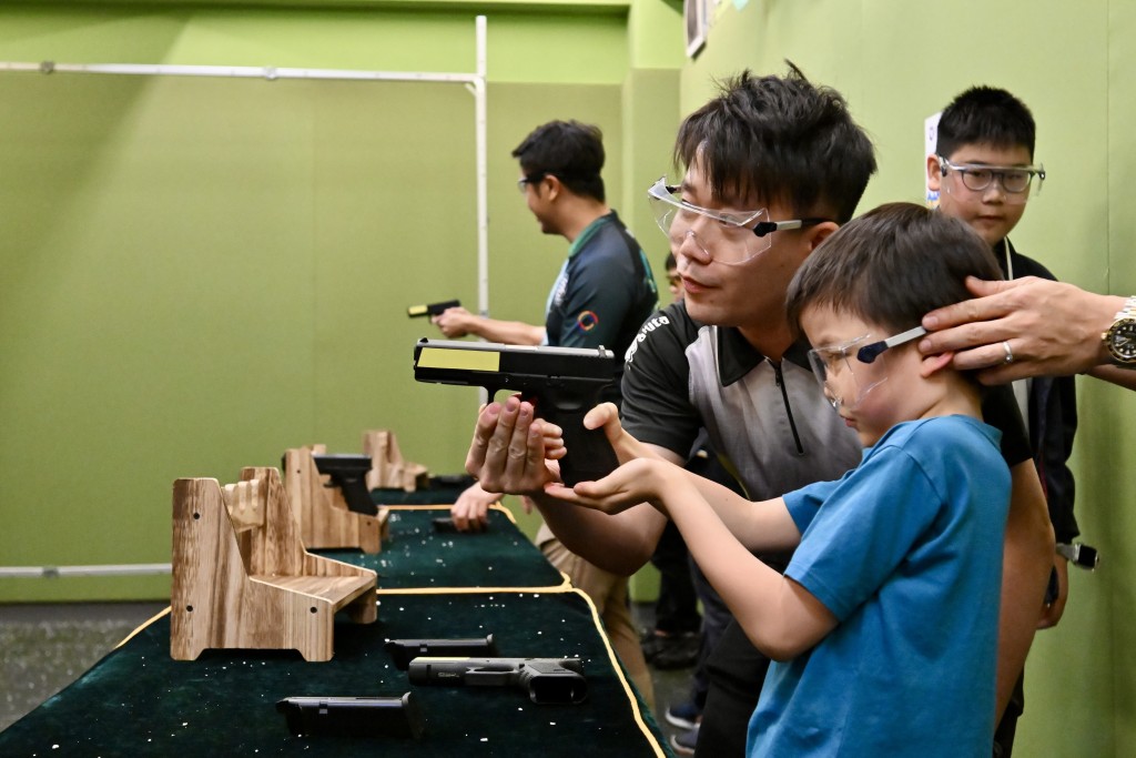 海關學院今日舉行開放日，現場設有槍械及裝備展覽。