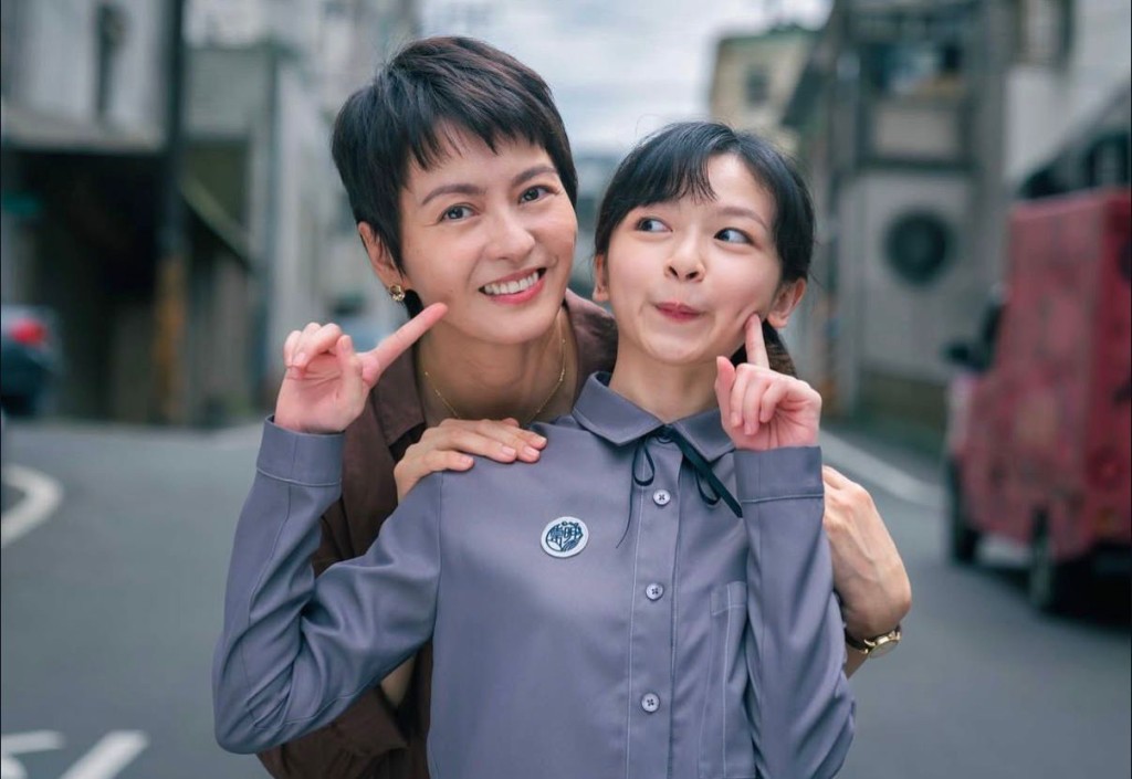 兩母女闖聰明鎮。