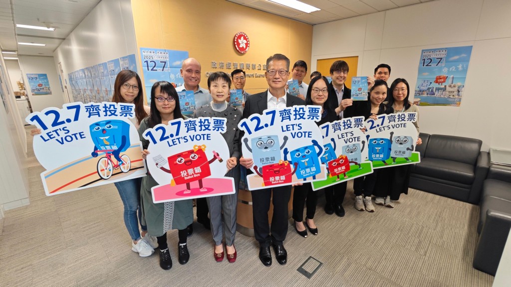 陳茂波到政府經濟顧問辦公室呼籲同事在12月7日立法會選舉積極投票。陳茂波網誌圖片 陳茂波到政府經濟顧問辦公室呼籲同事在12月7日立法會選舉積極投票。陳茂波網誌圖片