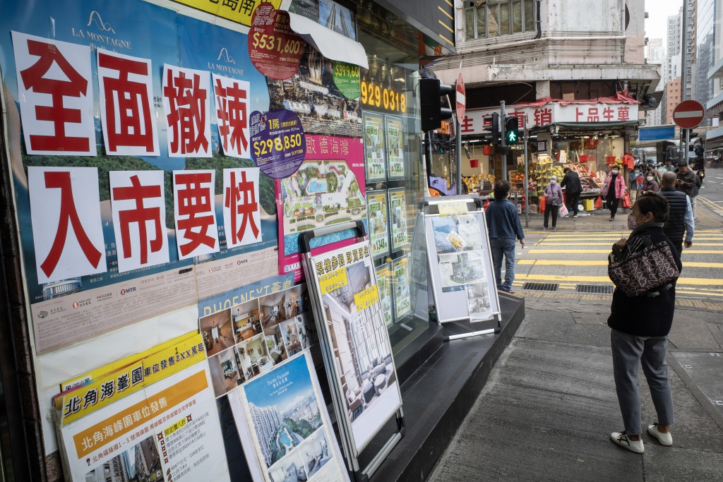 汪敦敬指，香港政府一直不肯用一些堅定的立場去挽救樓市，個別人士認為這是沒有信心或留有餘地的表現。