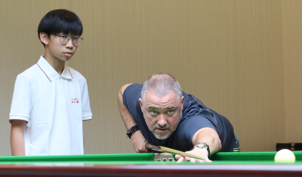 亨特利為小學員示範篤波。徐嘉華攝