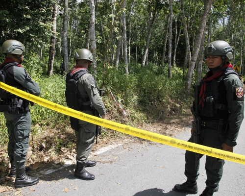 泰國南部一處安全檢查站遭到襲擊，槍擊事件導致至少15人死亡。AP