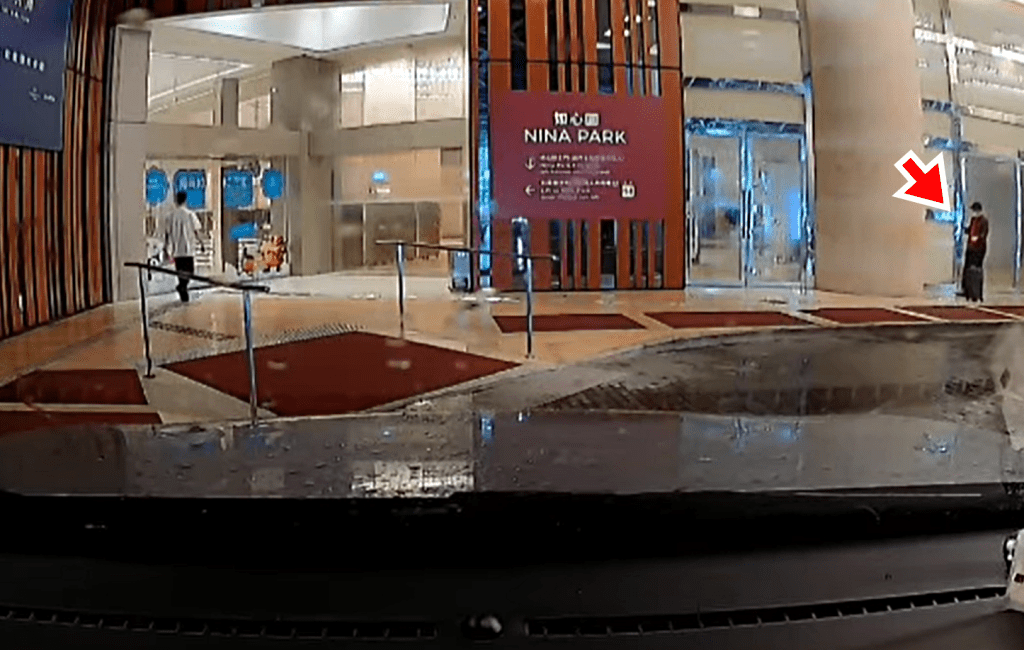 菲漢拖着行李離開酒店。車cam L（香港群組）