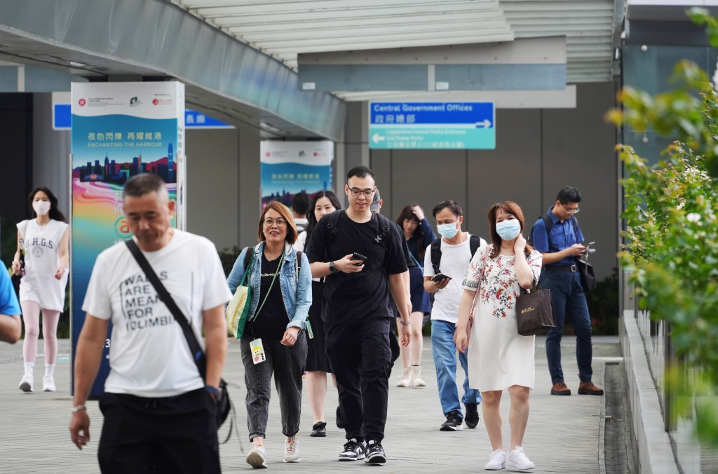她指各部門均設有一系列工作指標和服務承諾，公務員工作態度主動積極。資料圖片