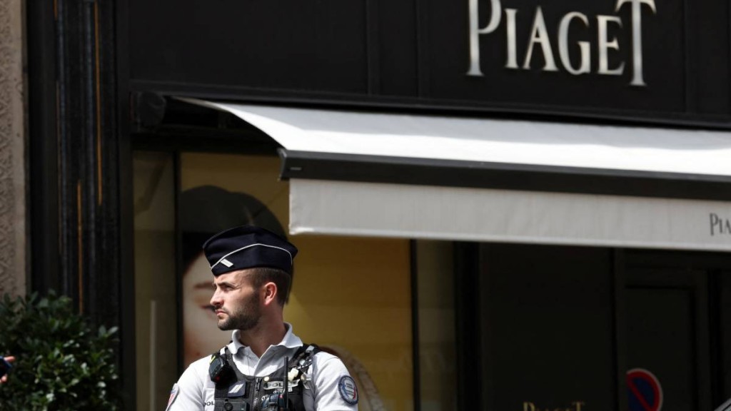 巴黎伯爵表专门店发生械劫案，近亿元货品被劫。(路透社)