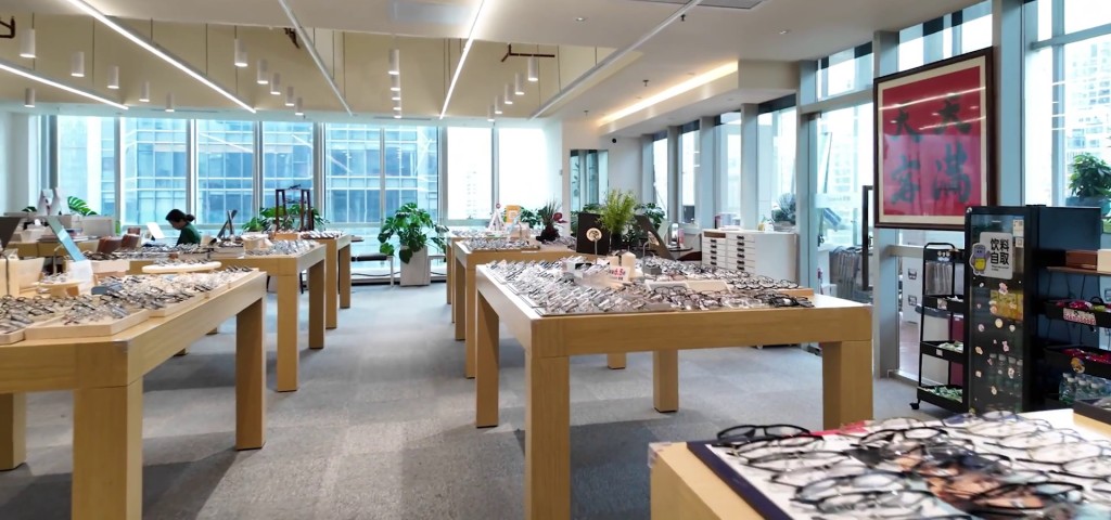店內提供超過2000款鏡架選擇。 店內提供超過2000款鏡架選擇。
