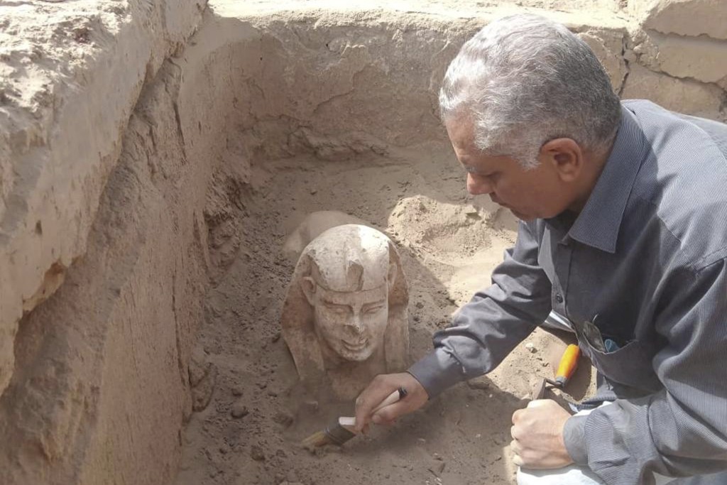 埃及考古學家在埃及南部的哈托爾神廟附近挖出一尊獅身人面像。AP