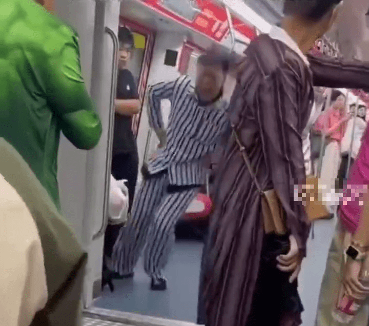 穿病人服、扮Hulk大鬧車廂,2男互相拍攝。 穿病人服、扮Hulk大鬧車廂,2男互相拍攝。