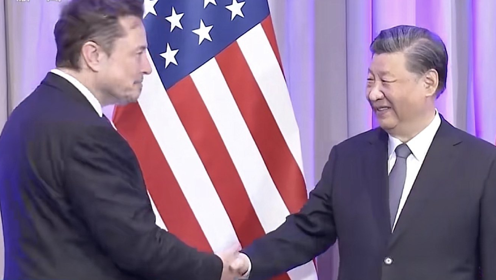 習近平與馬斯克在晚宴會面中握手。 央視截圖