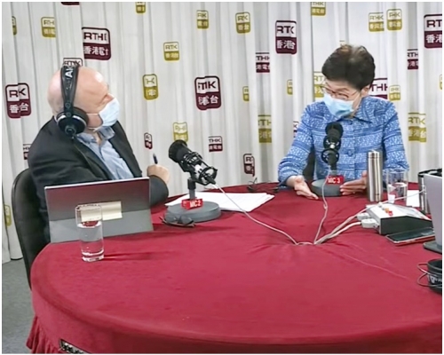 Hugh Chiverton（左）7月23日在英文節目「Backchat」上訪問林鄭月娥。網上截圖