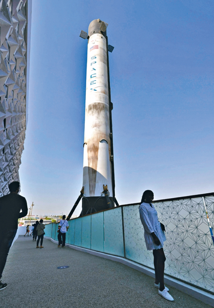置身美国馆的户外展区，可看到SpaceX猎鹰9号火箭的复制品。